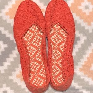 Women’s Faded Glory Coral Pink Knit Slip on Shoes. EUC.